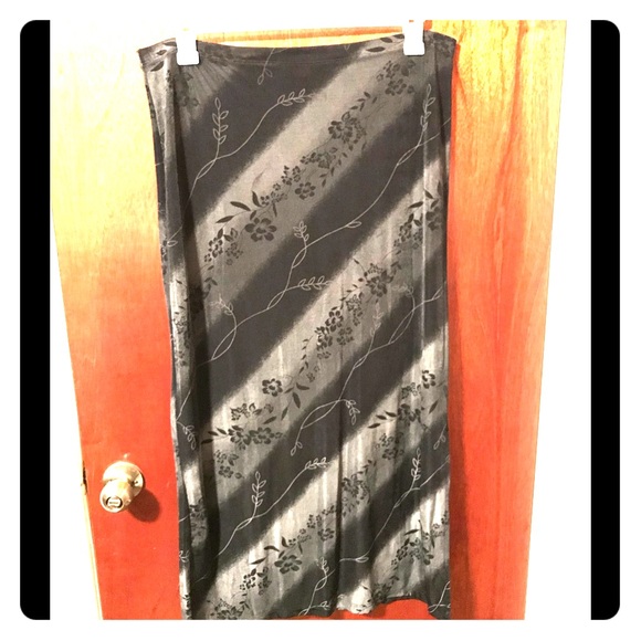 ❗️SOLD‼️1x Silver, Grey, and Black Long Skirt - Picture 1 of 4